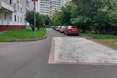Красно-белые квадраты на асфальте